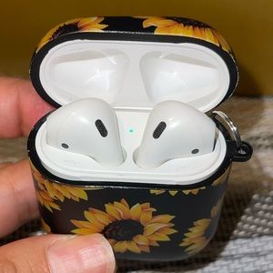 (SOLD🔴) Apple AirPods with Charging Case